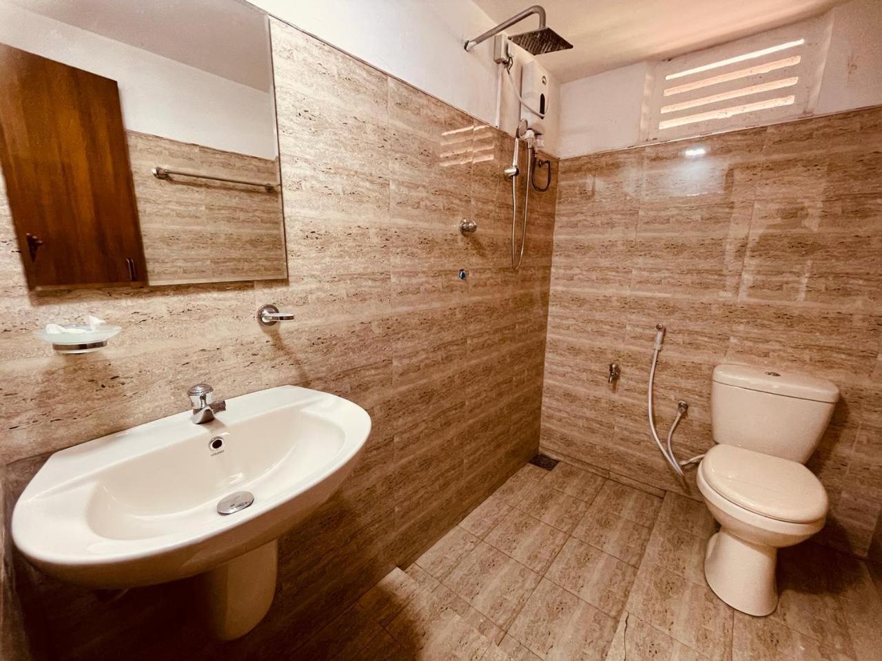 Lake Classical Guest House Канді Екстер'єр фото